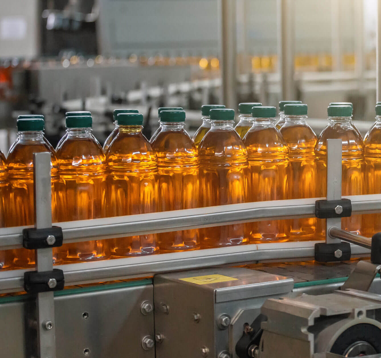 Automatic conveyor belt of production line of juice on beverage